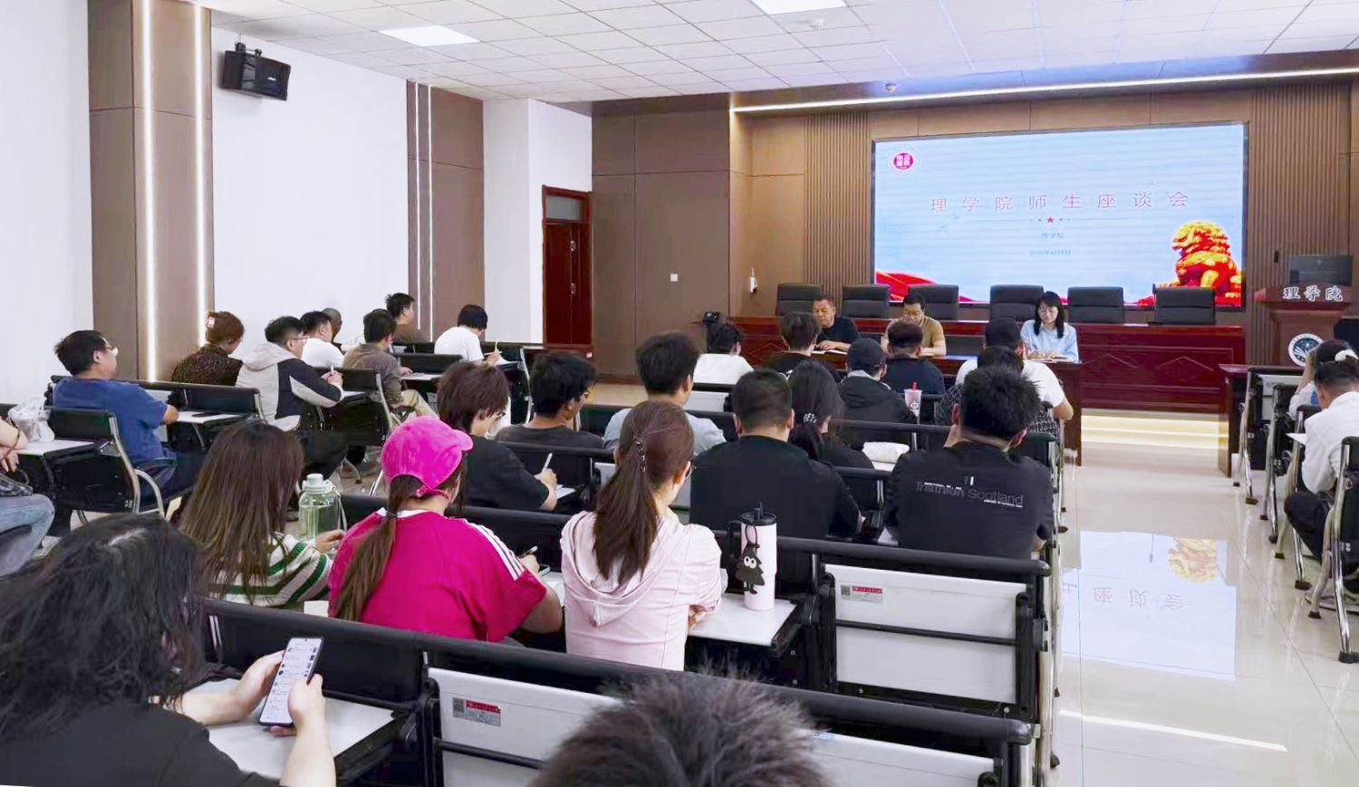 9728太阳集团召开师生座谈会